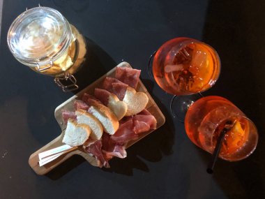 Trieste Italya 'da biraz et ve cips ile kokteyl.