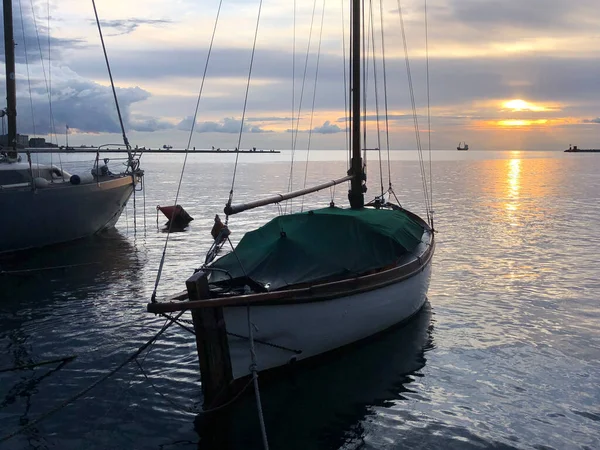 Segelbåt Solnedgången Vid Vattnet Trieste Italien — Stockfoto