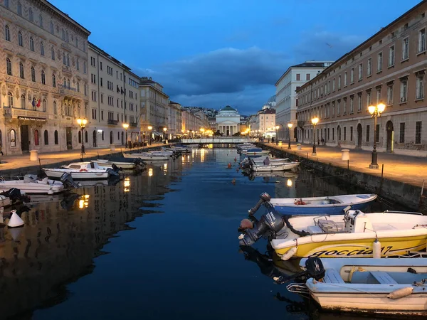 Ponte Rosso gece Trieste İtalya 'da