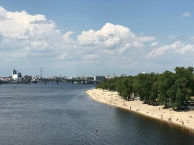 Kiev Ukrayna 'daki Parkoviy pishokhidniy sis köprüsünden görüntü