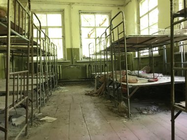 Kopachi 'de terk edilmiş bir okul Çernobil Ukrayna yakınlarında bir köy.