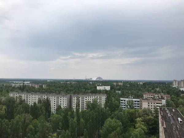 背景にチェルノブイリ発電所と放棄された都市プリピャトの建物 — ストック写真