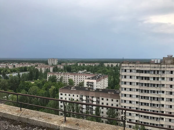 Edifici Pripyat Città Abbandonata Con Centrale Chernobyl Sullo Sfondo — Foto Stock