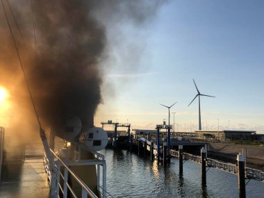 Hollanda, Groningen 'deki Eemshaven feribotundan duman tütüyor.