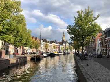 Eski Groningen kasabasının çevresindeki kanal Hollanda