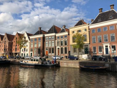 Eski Groningen kasabasının çevresindeki kanal Hollanda