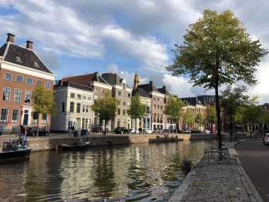 Eski Groningen kasabasının çevresindeki kanal Hollanda
