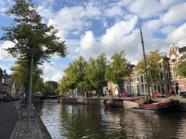 Eski Groningen kasabasının çevresindeki kanal Hollanda