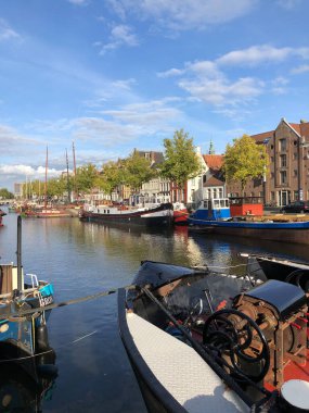 Groningen 'deki Noorderhaven' da bir teknenin pruvası Hollanda