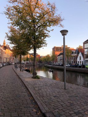 Groningen 'de sonbahar boyunca eski kasabanın etrafındaki kanal Hollanda
