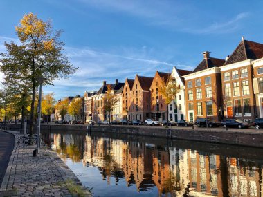 Groningen 'de sonbahar boyunca eski bir kasaba Hollanda