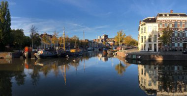 Hollanda, Groningen 'de sonbahar boyunca Noorderhaven' dan gelen panorama