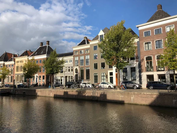 Eski Groningen kasabasının çevresindeki kanal Hollanda