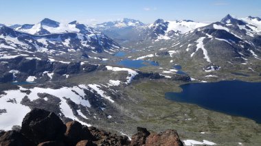 Norveç 'teki Jotunheimen Ulusal Parkı' nda göller ve karlı dağlar