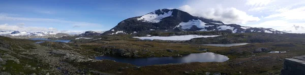 Panorama Von Einem See Vor Den Verschneiten Bergen Jotunheimen Nationalpark — Stockfoto