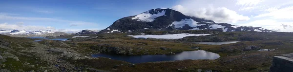 Panorama Desde Lago Frente Las Montañas Nevadas Parque Nacional Jotunheimen — Foto de Stock