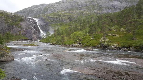 Norveç 'teki Hardangervidda Ulusal Parkı' nda şelale ve nehir manzarası