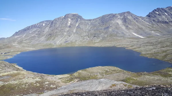 挪威约通海门国家公园山前的湖泊 — 图库照片
