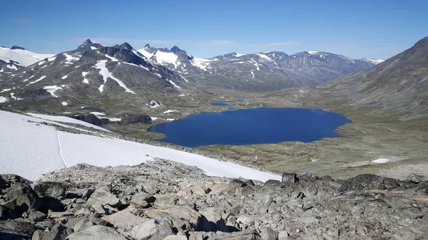 Lago Del Cráter Montañas Con Nieve Parque Nacional Jotunheimen Noruega — Foto de Stock