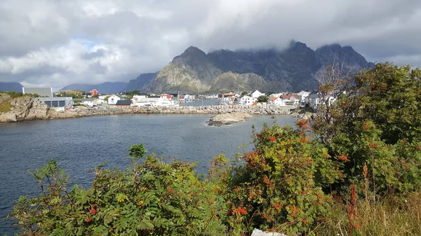 Fjordlandskap Med Byn Henningsvaer Norge — Stockfoto
