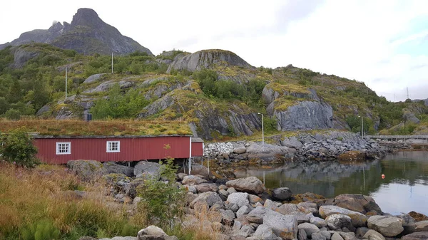 Rött Trähus Vid Nusfjord Norges Äldsta Fiskebyar — Stockfoto