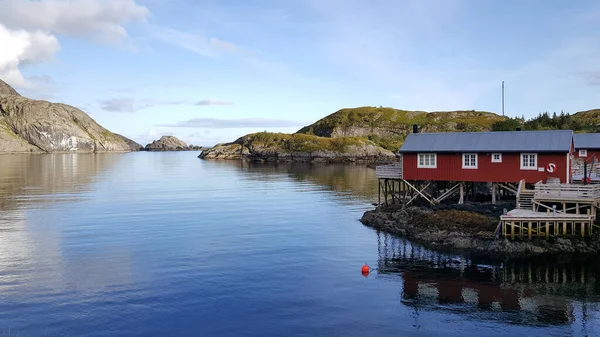 Czerwony Drewniany Dom Nusfjord Jednej Najstarszych Norweskich Wiosek Rybackich — Zdjęcie stockowe