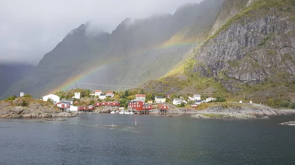 Tęcza Nad Wioską Norwegii — Zdjęcie stockowe