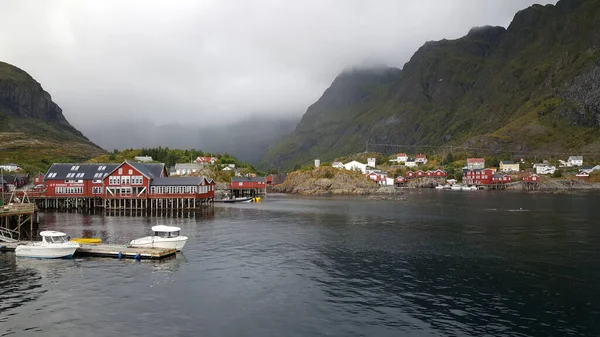 Κόκκινα Σπίτια Stilt Στο Χωριό Στη Νορβηγία — Φωτογραφία Αρχείου