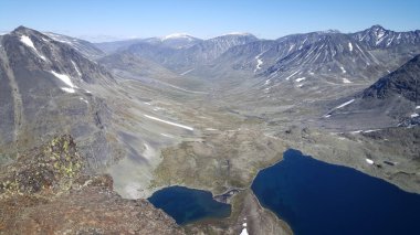 Norveç 'teki Jotunheimen Ulusal Parkı' nda göl ve karlı dağlar