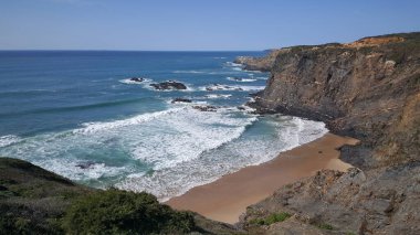 Portekiz 'de Zambujeira çevresinde Praia da Pedra da Bica do Mar