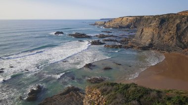 Portekiz 'de Zambujeira çevresinde Praia da Pedra da Bica do Mar