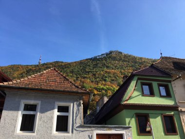 Sonbaharda Tampa Dağı 'nda Brasov tabelası