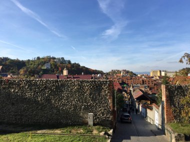 Eski Brasov Romanya kentine doğru ortaçağ duvarı ve girişi