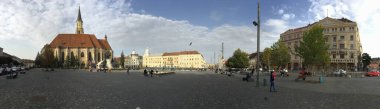 Romanya 'nın Cluj-Napoca kentindeki St. Michael Kilisesi ve Matthias Corvinus Heykeli' nden Panorama