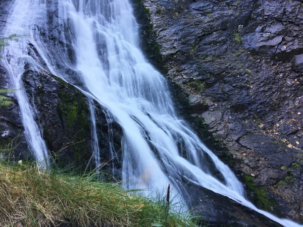 Bräute Verschleiern Wasserfall Rumänien — Stockfoto