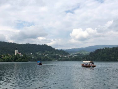 Slovenya 'da göldeki tekneler kanadı