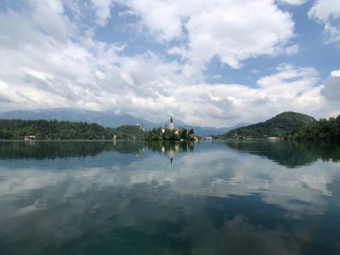 Bled Slovenya 'daki Bled Adası' nda Maria 'nın Varsayımı Kilisesi