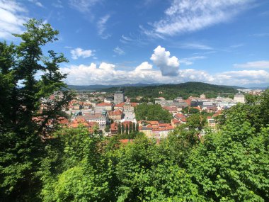 Eski Ljubljana Slovenya kasabasının üzerindeki Ljubljana şatosundan görüntü