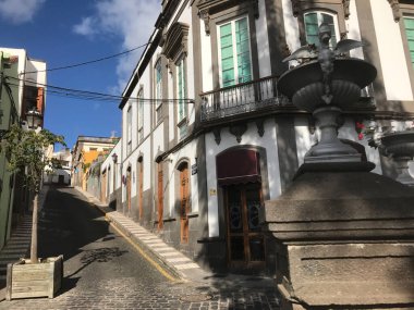 Arucas Gran Kanaryası 'nda tepeye çıkan cadde