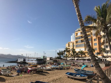 Las Palmas Gran Canaria 'daki Playa de Las Canteras' ta tekneler