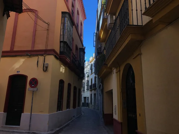 Caminando Por Las Estrechas Calles Sevilla España —  Fotos de Stock