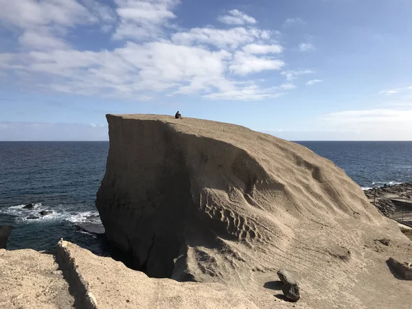 Парень Сидящий Большом Камне Сан Мигель Таяо Тенерифе — стоковое фото