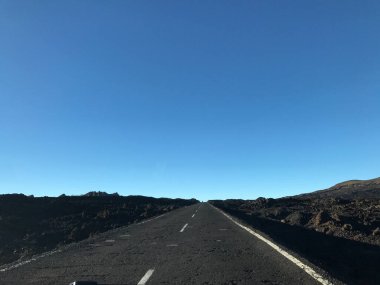 Tenerife 'deki Teide Ulusal Parkı' ndaki boş yol Kanarya Adaları