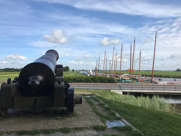 Cannon Met Skutsjes Achtergrond Sloten Friesland Nederland — Stockfoto