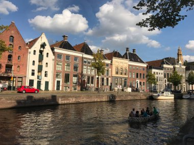 Hollanda 'nın eski Groningen kasabasında teknesi olan bir kanal.