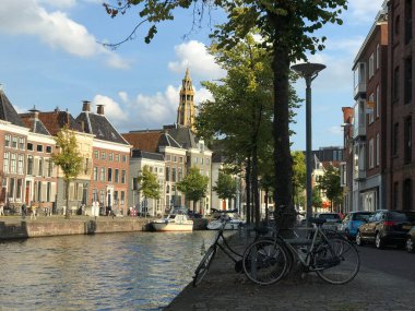 Eski Groningen kasabasının çevresindeki kanal Hollanda