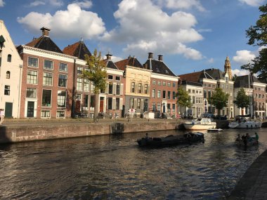Hollanda 'nın eski Groningen kasabasında tekneleri olan bir kanal.