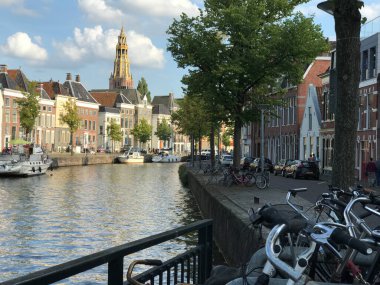 Eski Groningen kasabasının çevresindeki kanal Hollanda