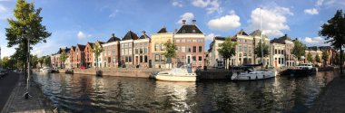 Hollanda 'nın eski Groningen kasabasının çevresindeki bir kanaldan panorama