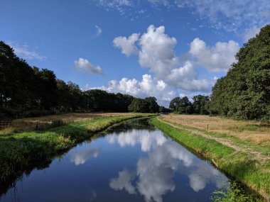 Westerbork, Drenthe Hollanda çevresindeki bir nehirde bulutlar yansıyor.